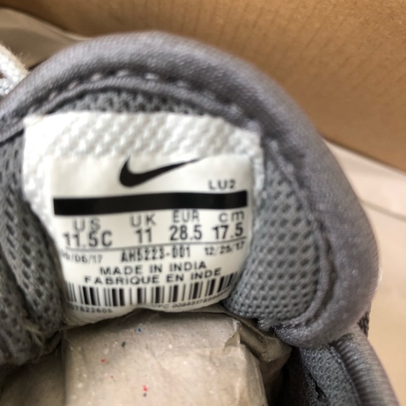 SOLD NIKE AIR MAX AXIS - Picture 7 of 7